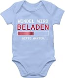 Body Junge Mädchen - Sprüche - Windel wird beladen bitte warten I Nachwuchs Geschenk Baby Geschenk werdende Eltern - 1/3 Monate - Babyblau - geschenke zur geburt babymode witzig spruch geladen