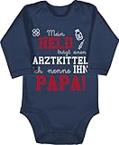 Baby Body langarm Mädchen Junge - Sprüche - Mein Held trägt einen Arztkittel - 3/6 Monate - Navy Blau - babygeschenke spruch papa bodys babygeschenk spruche arzt babybody baby-geschenke sprüchen
