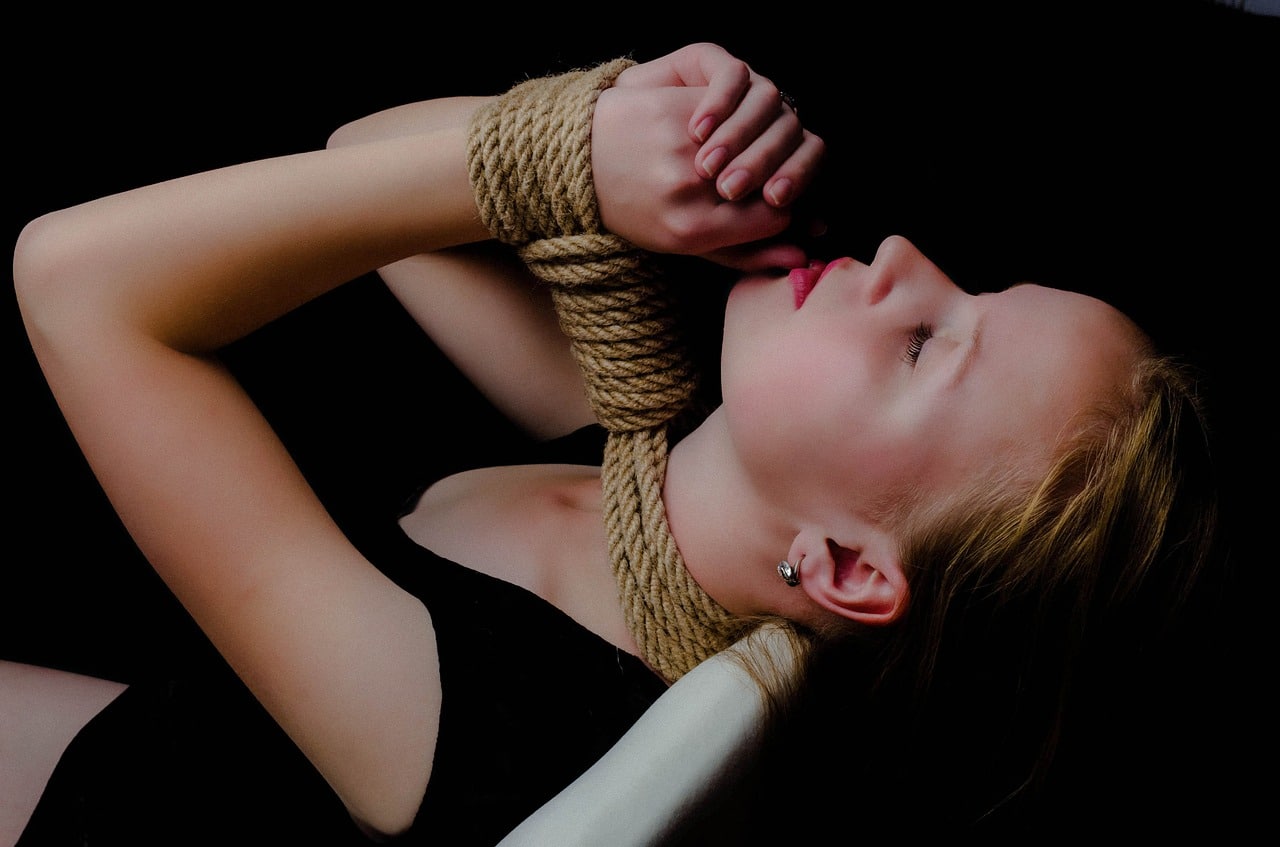 BDSM: Frau eingebunden in shibari Technik.