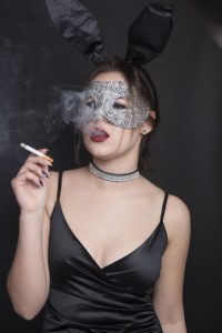 Rauchende Frau mit BDSM Halsband.