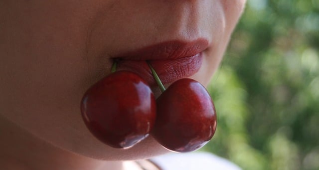 Mann zur Frau schminken: Die perfekten roten Lippen.