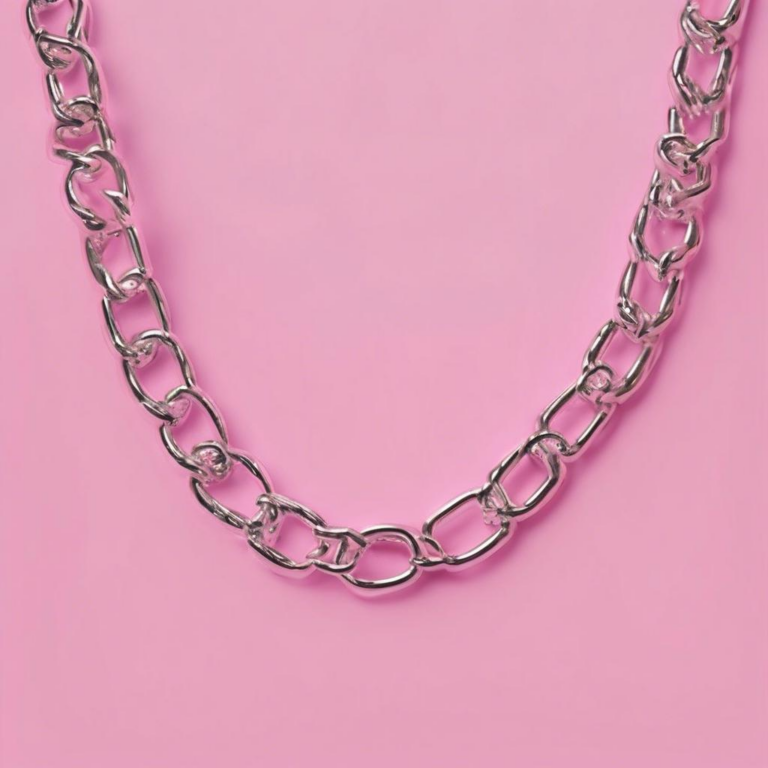 Mach’s dir gemütlich: Entdecke die DDLG Necklace Rollschnalle, die jedem Outfit das besondere Etwas verleiht!